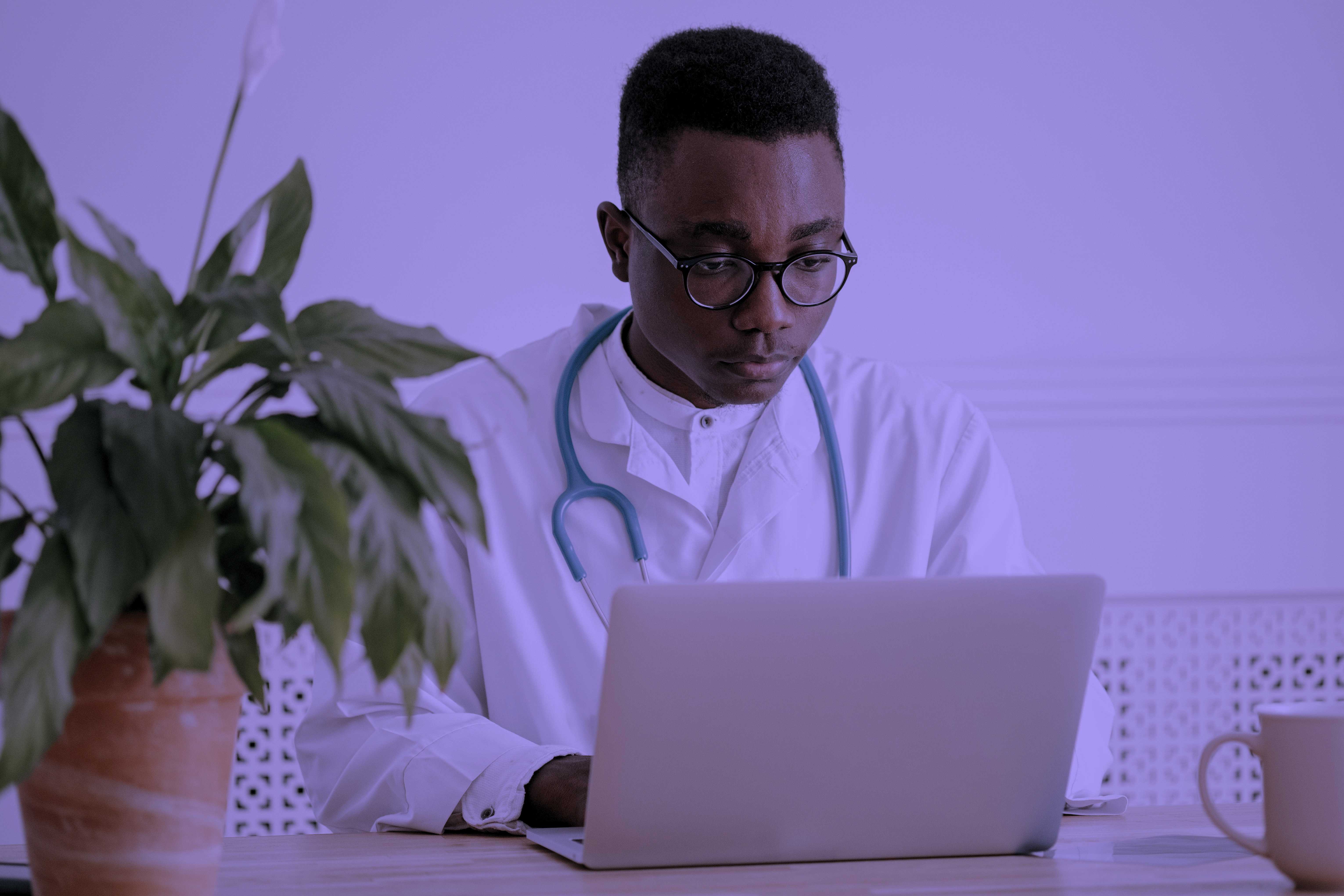 ¿Qué información aparece en internet cuando un paciente o empresa busca mi nombre como médico?